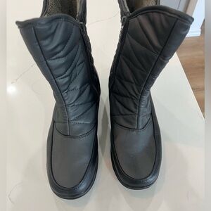 Women’s Waterproof Insulate Lined Grey Boots Size 10 by Totes